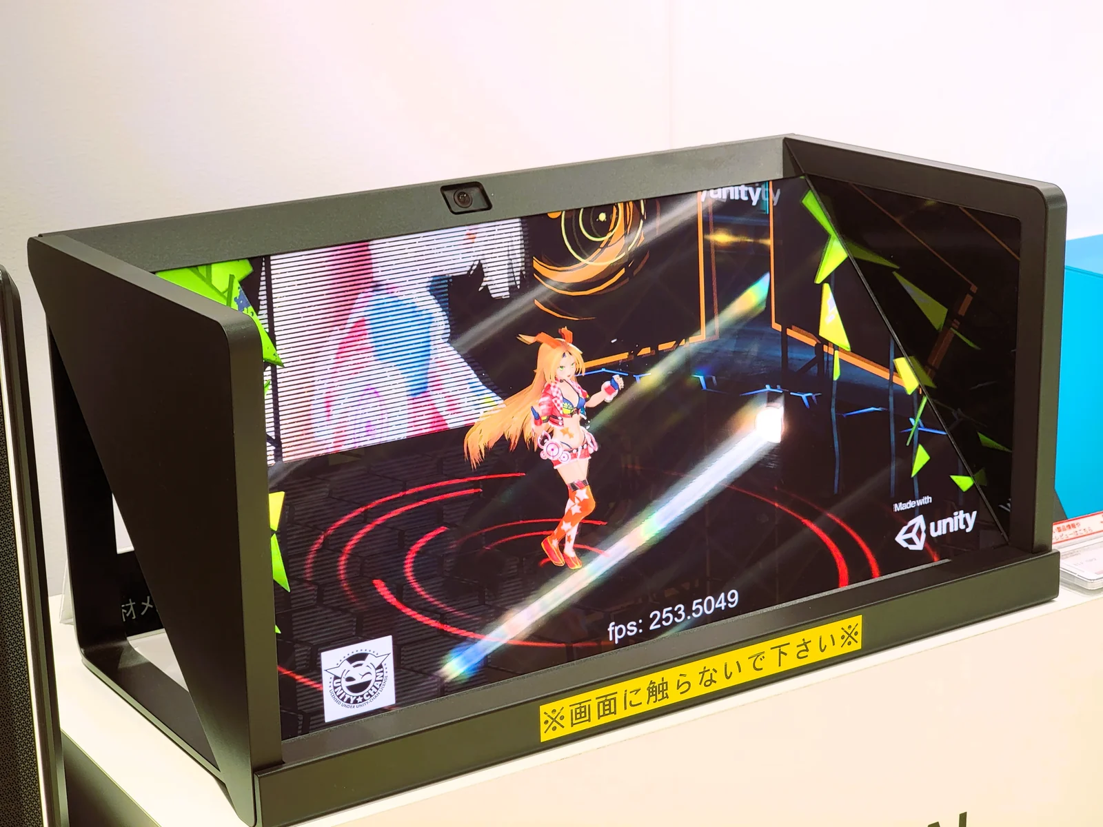 ソニーストアで展示された空間再現ディスプレイのバーチャルアイドルライブステージ例
