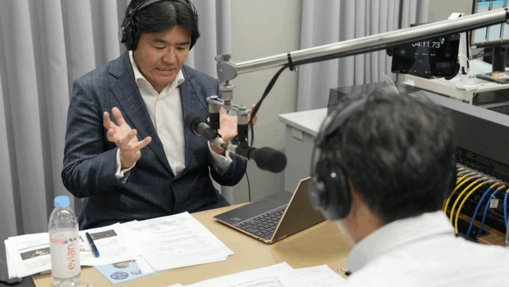 ラジオ関西のスタジオで番組に出演する代表取締役 小谷隆文