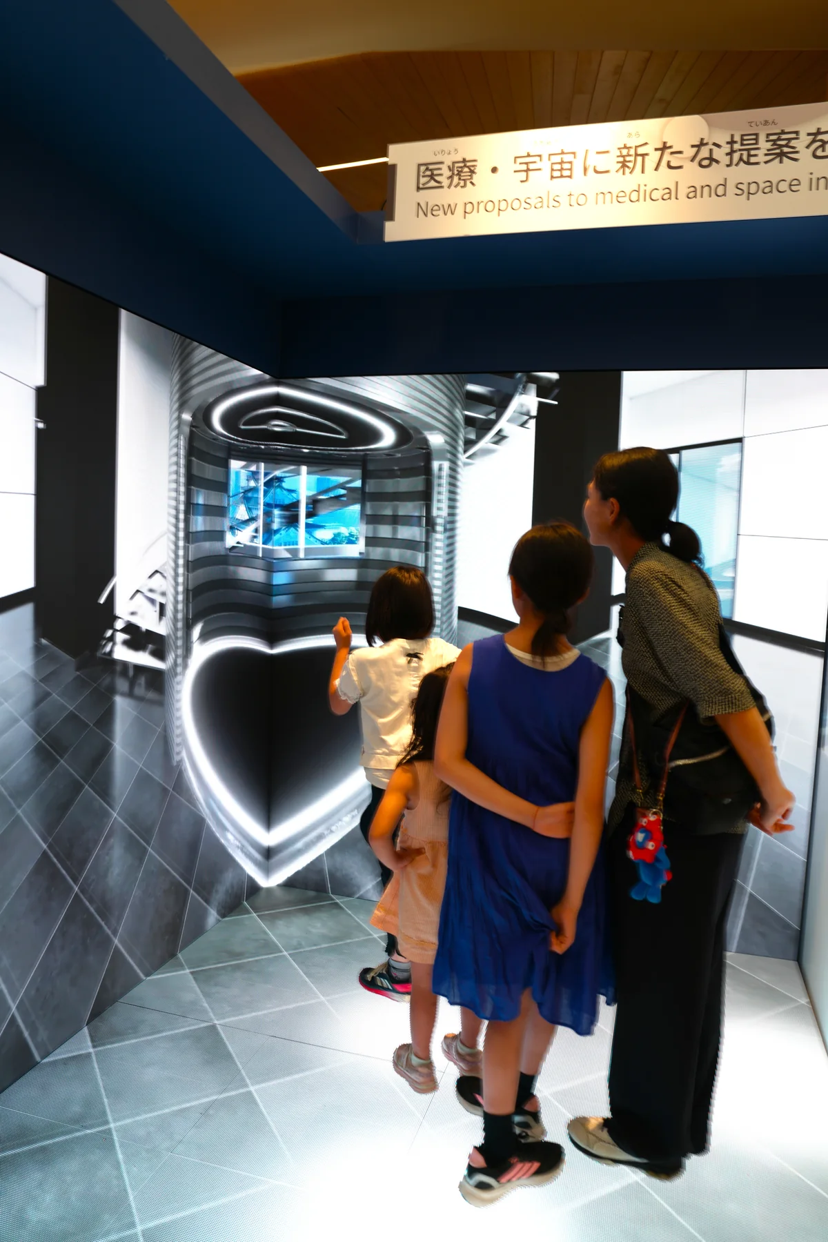 大阪・関西万博で来場者が全視野3D体験コンテンツを体験する様子